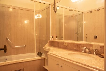 Casa à venda com 282m², 4 quartos e 3 vagasBanheiro da Suíte 1