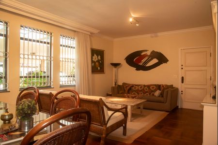 Casa à venda com 282m², 4 quartos e 3 vagasSala