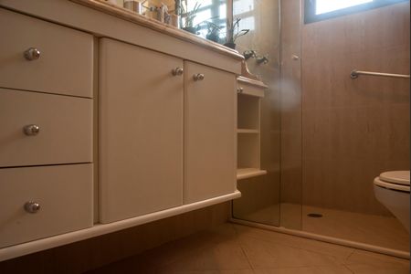 Casa à venda com 282m², 4 quartos e 3 vagasBanheiro da Suíte 2