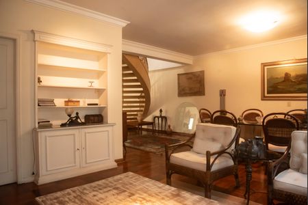 Casa à venda com 282m², 4 quartos e 3 vagasSala