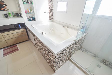 Apartamento à venda com 240m², 4 quartos e 3 vagasBanheiro da Suíte