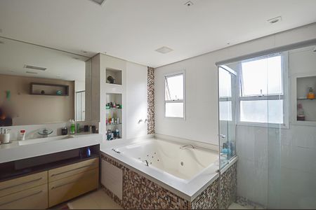 Apartamento à venda com 240m², 4 quartos e 3 vagasBanheiro da Suíte