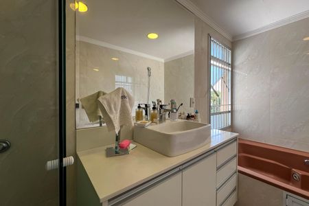 Apartamento à venda com 196m², 4 quartos e 2 vagasBanheiro do quarto 1