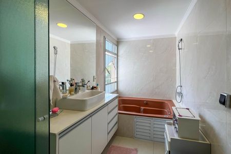 Apartamento à venda com 196m², 4 quartos e 2 vagasBanheiro do quarto 1