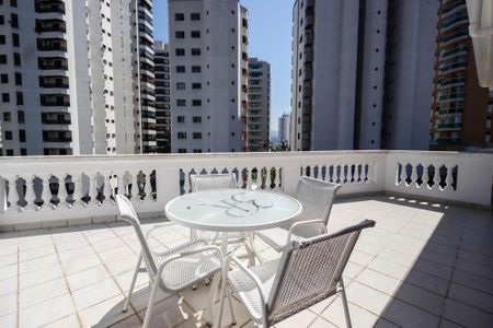 Casa à venda com 700m², 3 quartos e 5 vagasVaranda Suíte 2