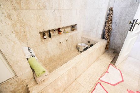 Casa à venda com 700m², 3 quartos e 5 vagasBanheiro da Suíte 2