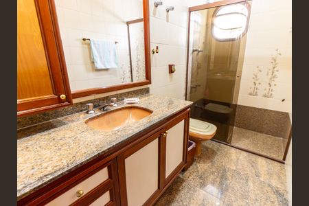 Apartamento à venda com 300m², 4 quartos e 5 vagasBanheiro da Suíte 2