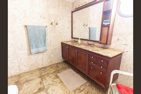 Apartamento à venda com 300m², 4 quartos e 5 vagasBanheiro da Suíte 1