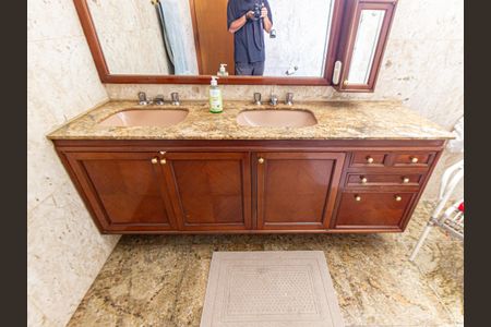 Apartamento à venda com 300m², 4 quartos e 5 vagasBanheiro da Suíte 1