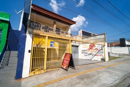 Casa para alugar com 260m², 3 quartos e 4 vagas Casa para alugar com 260m², 3 quartos e 4 vagasFachada