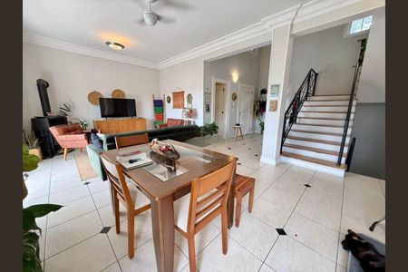 Casa de condomínio à venda com 350m², 3 quartos e 3 vagas