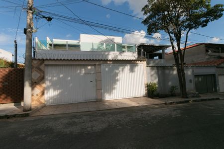 Casa à venda com 140m², 4 quartos e 3 vagas Casa à venda com 140m², 4 quartos e 3 vagasFachada