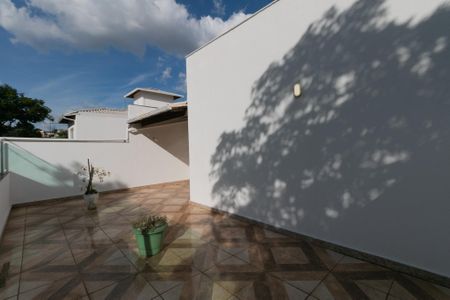 Casa à venda com 140m², 4 quartos e 3 vagas Casa à venda com 140m², 4 quartos e 3 vagasVaranda