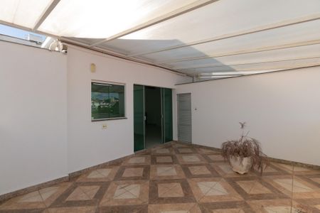 Casa à venda com 140m², 4 quartos e 3 vagas Casa à venda com 140m², 4 quartos e 3 vagasVaranda