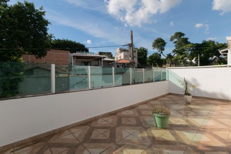 Casa à venda com 140m², 4 quartos e 3 vagas Casa à venda com 140m², 4 quartos e 3 vagasVaranda