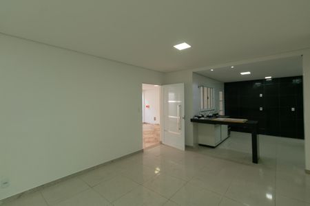 Casa à venda com 140m², 4 quartos e 3 vagas Casa à venda com 140m², 4 quartos e 3 vagasSala