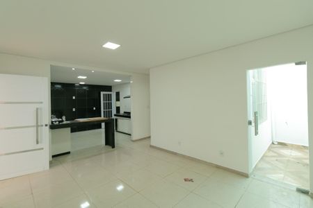 Casa à venda com 140m², 4 quartos e 3 vagas Casa à venda com 140m², 4 quartos e 3 vagasSala