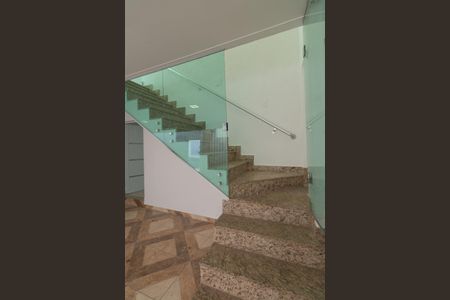 Casa à venda com 140m², 4 quartos e 3 vagas Casa à venda com 140m², 4 quartos e 3 vagasEscada