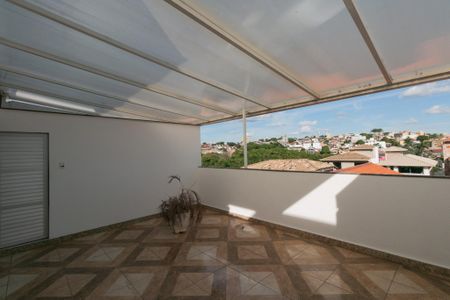 Casa à venda com 140m², 4 quartos e 3 vagas Casa à venda com 140m², 4 quartos e 3 vagasVaranda