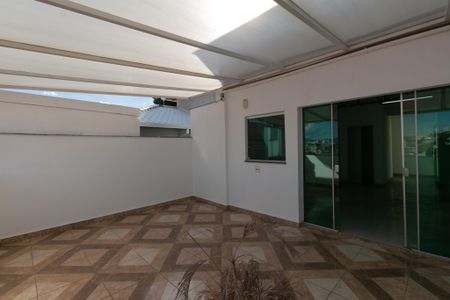 Casa à venda com 140m², 4 quartos e 3 vagas Casa à venda com 140m², 4 quartos e 3 vagasVaranda