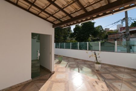 Casa à venda com 140m², 4 quartos e 3 vagas Casa à venda com 140m², 4 quartos e 3 vagasVaranda