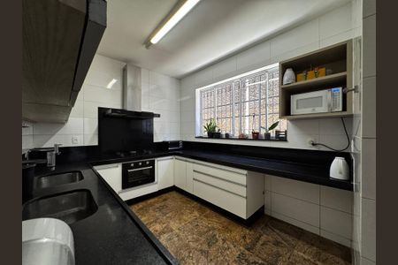 Casa à venda com 400m², 8 quartos e 5 vagasCozinha 