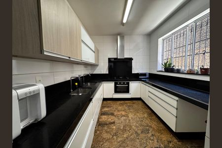 Casa à venda com 400m², 8 quartos e 5 vagasCozinha 