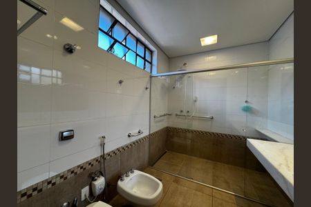 Casa à venda com 400m², 8 quartos e 5 vagasBanheiro da Suíte 1 