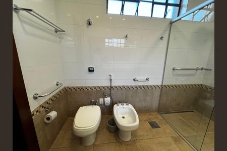 Casa à venda com 400m², 8 quartos e 5 vagasBanheiro da Suíte 1 