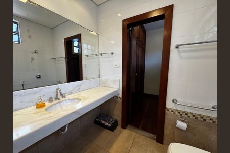 Casa à venda com 400m², 8 quartos e 5 vagasBanheiro da Suíte 1 