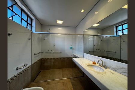 Casa à venda com 400m², 8 quartos e 5 vagasBanheiro da Suíte 1 