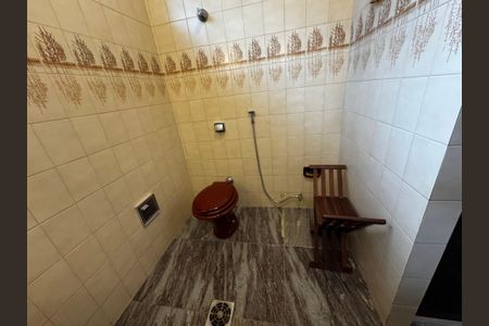 Casa à venda com 400m², 8 quartos e 5 vagasBanheiro da Suíte 2