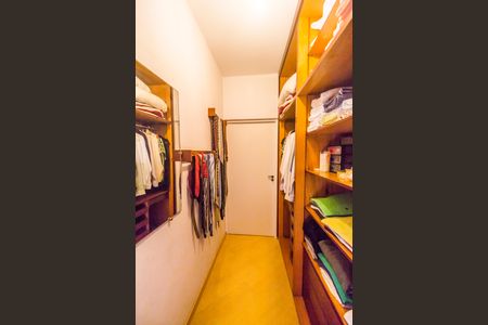 Casa de condomínio para alugar com 480m², 4 quartos e 6 vagasCloset da suíte 2