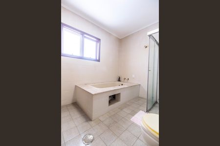 Casa de condomínio para alugar com 480m², 4 quartos e 6 vagasBanheiro da Suíte 1