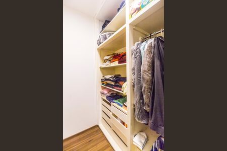 Casa de condomínio para alugar com 480m², 4 quartos e 6 vagasCloset da suíte 1