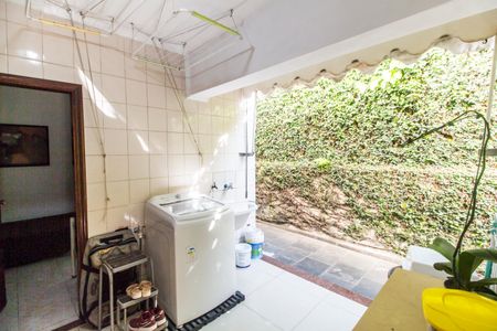 Casa de condomínio para alugar com 480m², 4 quartos e 6 vagasÁrea de Serviço