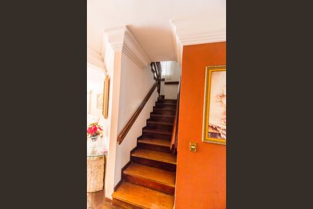 Casa de condomínio para alugar com 480m², 4 quartos e 6 vagasEscada