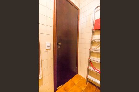 Casa de condomínio para alugar com 480m², 4 quartos e 6 vagasBanheiro de serviço