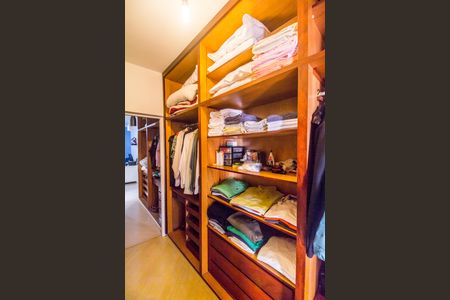 Casa de condomínio para alugar com 480m², 4 quartos e 6 vagasCloset da suíte 2