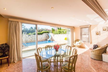 Casa de condomínio para alugar com 480m², 4 quartos e 6 vagasSala de TV