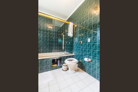 Casa de condomínio para alugar com 480m², 4 quartos e 6 vagasBanheiro da Suíte 2