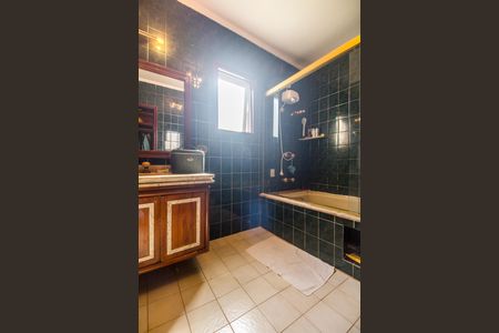 Casa de condomínio para alugar com 480m², 4 quartos e 6 vagasBanheiro da Suíte 2