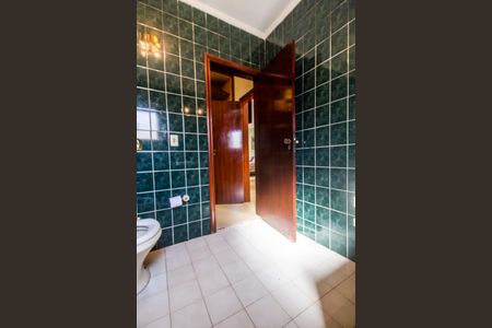 Casa de condomínio para alugar com 480m², 4 quartos e 6 vagasBanheiro da Suíte 2