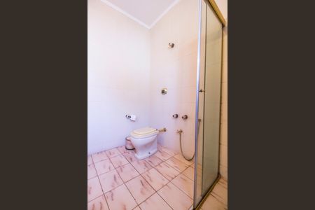 Casa de condomínio para alugar com 480m², 4 quartos e 6 vagasBanheiro da Suíte 3