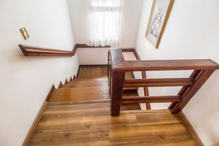 Casa de condomínio para alugar com 480m², 4 quartos e 6 vagasEscada