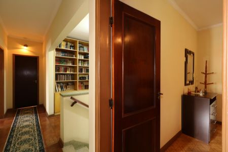 Casa à venda com 384m², 4 quartos e 2 vagasCorredor piso superior