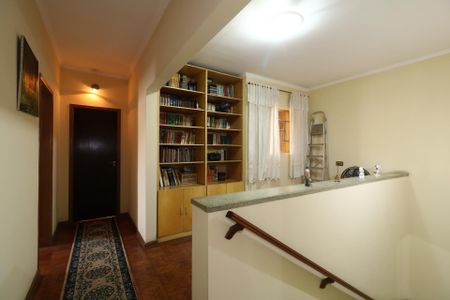 Casa à venda com 384m², 4 quartos e 2 vagasCorredor piso superior