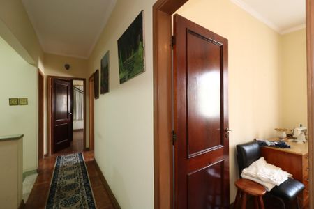 Casa à venda com 384m², 4 quartos e 2 vagasCorredor piso superior