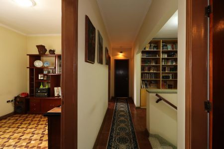 Casa à venda com 384m², 4 quartos e 2 vagasCorredor piso superior