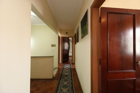 Casa à venda com 384m², 4 quartos e 2 vagasCorredor piso superior